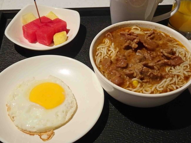 「HongKong Treat」というセットを注文。　牛肉の載った麺に玉子とフルーツです。　この甘辛く煮込んだ牛肉はなかなかのものでしたが、麺はインスタント。