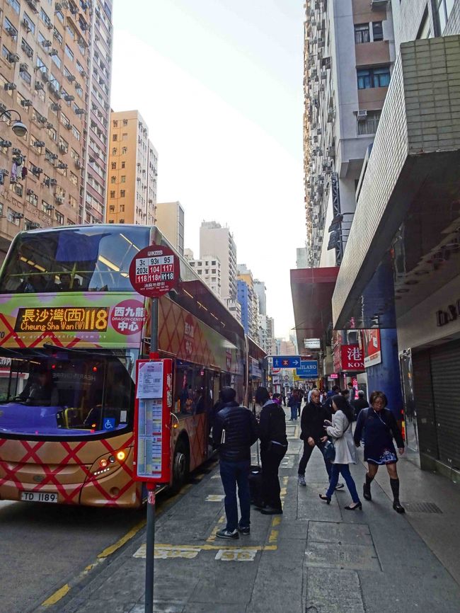 宿はネイザンロードまで２ブロックくらい。　朝のネイザンロードは交通量こそすくないもののバスは既に通勤客で混んでいます。