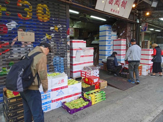 問屋街ですが、この辺りの中心はフルーツ。　昨晩ホテルへ向かうタクシーのなかからは、道路中にトラックから降ろされたフルーツが積まれ、車１台分通るのがやっとの状況でしたね。