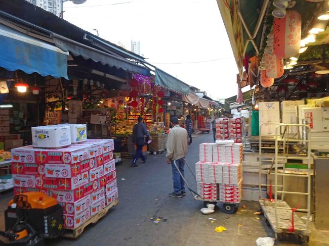 路地に入れば更に活気がまします。