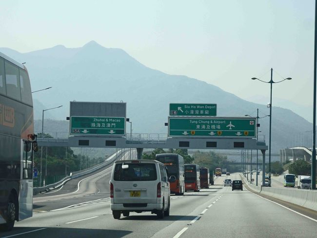 さて午前中の用を済ませ、夕刻まで時間がありますので香港－マカオ大橋「港珠澳大橋」を試すために空港へ向かいます。　空港へ向かう高速道路には「マカオ／珠海」と書かれた表示も登場しています。　