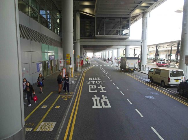 空港ターミナルナル内でもう一カ所停まりました。　この停留所へは、バスロータリーの方へ向かうのではなく到着ロビーの中にある階下へ降りる階段を使えば早いのかもしれません。