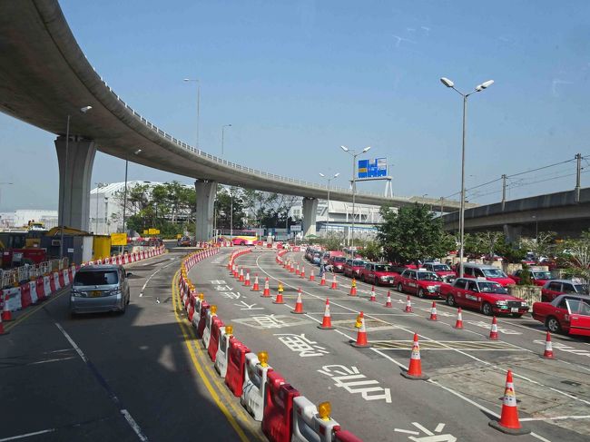 港珠澳大橋口岸の供用は開始したものの付近の道路は未完成で工事中のまま。