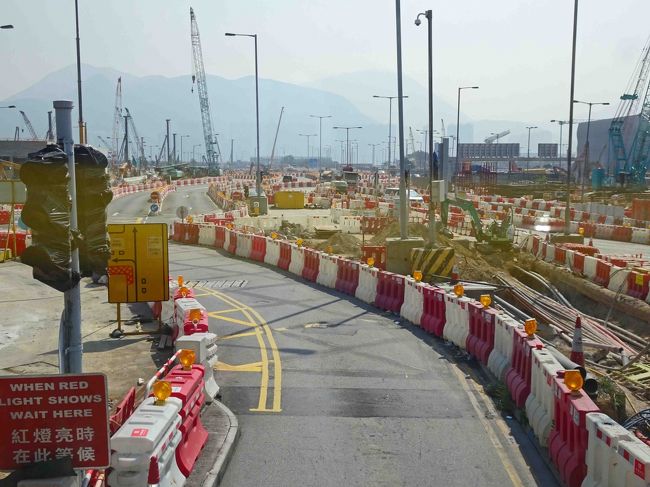 こんなところを通って口岸へ向かいます。