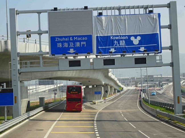 このあたりは空港と東湧あたり周辺の海を埋め立てた場所。　バスは口岸へと向かいます。