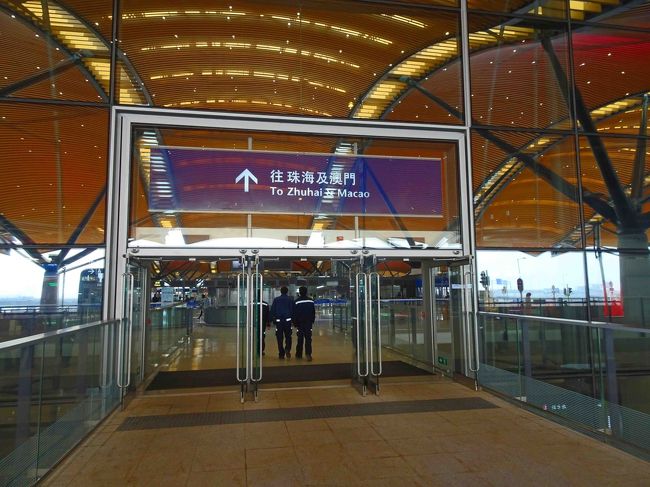 バスを降り口岸施設へ入ります。　　「混んでいる」とに記事もありましたがこの日はガラガラでした。