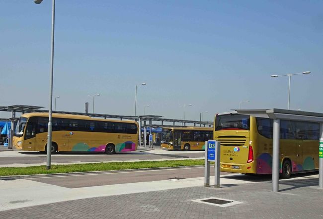 この金色のバスが港珠澳大橋を渡って香港とマカオ／珠海間のサービスをするバス会社のもの。　　資料にはバスの発車時刻（何分毎）など書いてありましたが、実際は乗客の列を前からどんどん乗せていき、「バスが一杯になったら発車」というような運用でした。　座席指定などありませんので満席近くなれば空いている席に座るるしかありませので、グループで一緒に座りたいときは次のバスを待つようにすれば良いと思います。