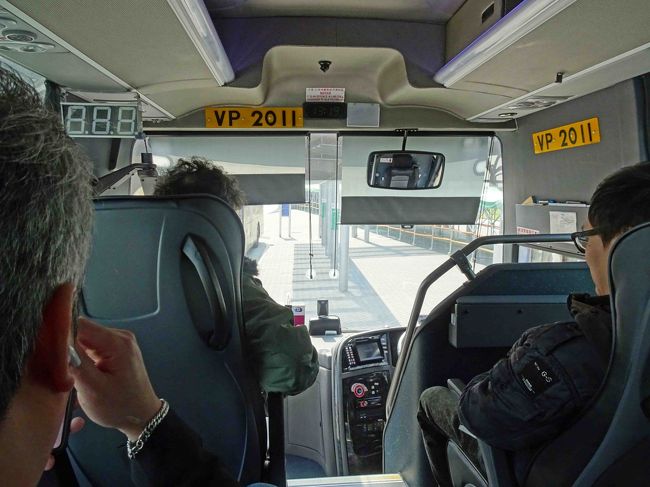 ダブルデッカー（２階建て）バスと普通の（１階）バスが混用されていますが、私の乗ったのは普通タイプでした。　発車します。