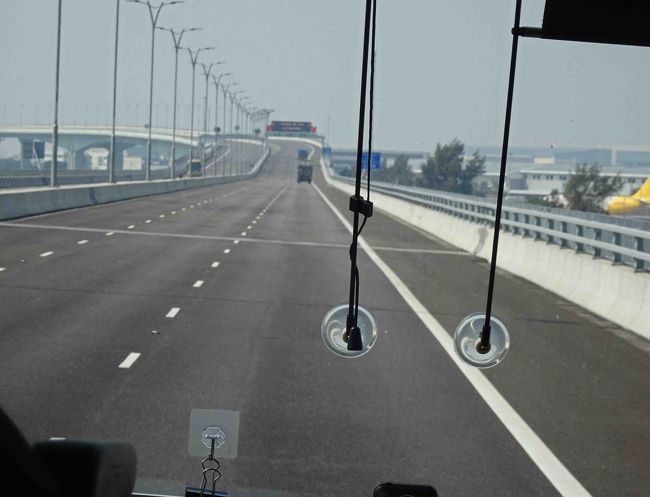 橋はゴンピンロープウェイの横あたりを通って