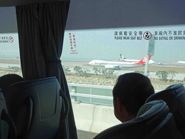 空港の南側を通り