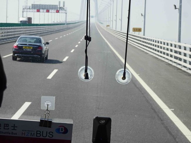 たまに乗用車が抜いていきますが、黒塗りの高級欧州車ですし一般車は走れないので政府関係の車でしょうか？