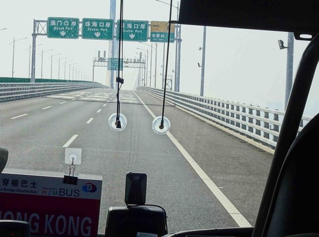 左車線マカオ、右車線珠海の標識を過ぎれば直ぐに終点です。