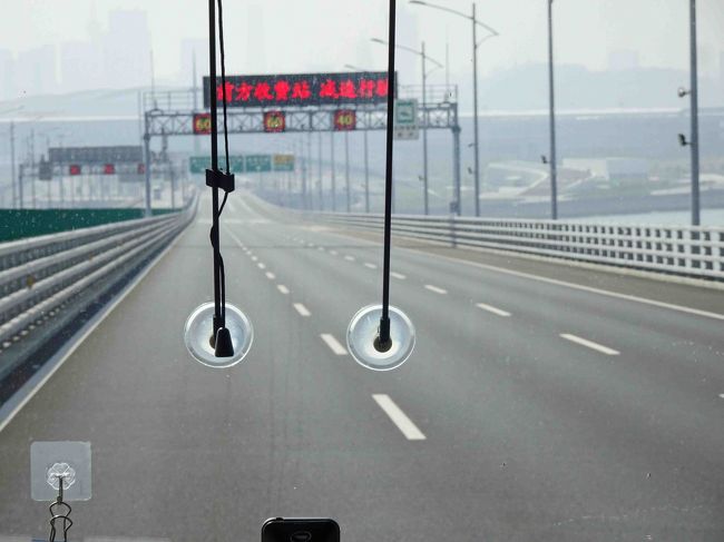 マカオ（陸地）が見えてきました。　実際にはこちら側も埋め立てた島。