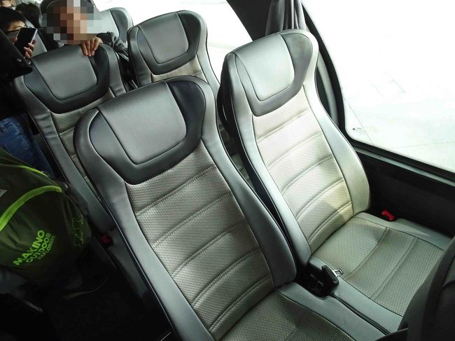 シートはこんな感じ。　まあ普通の観光バスと同じです。