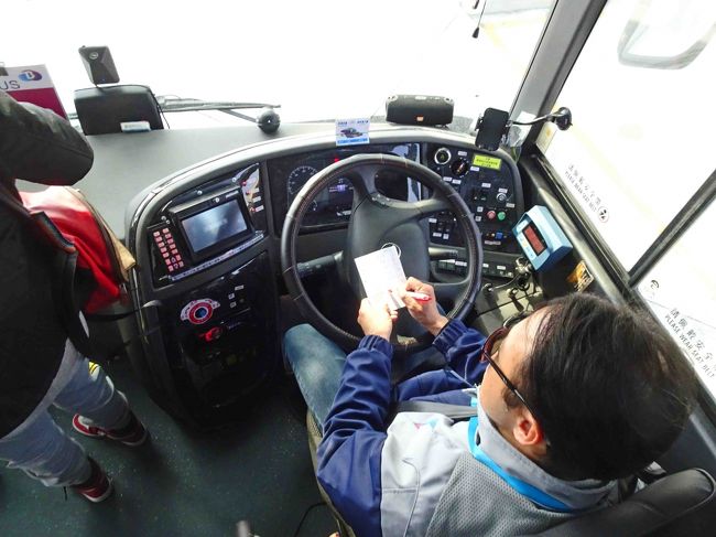 運転席は左側通行の日本や香港と同じ右側なのですが・・