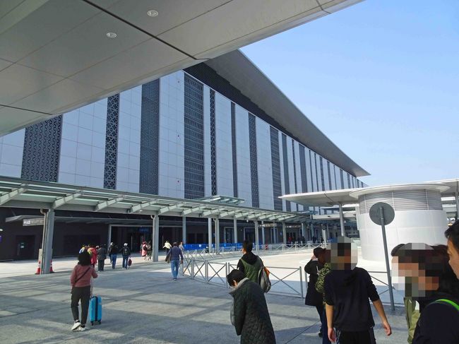 だだっ広いバスターミナルと真っ新な口岸（イミグレ）施設です。　今日は好天だから良いですが、この吹きさらしで風が強かったり雨でしたら大変そうです。