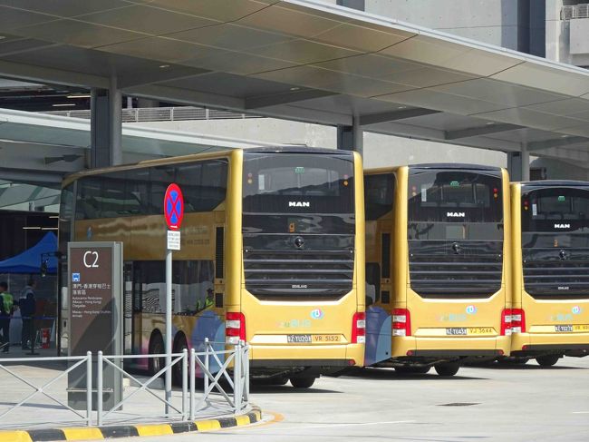 香港へ向かうバスが並んでいます。