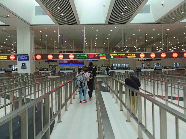 イミグレもこんなにレーンがあっても開いているのは地元民／旅行客用に１つづつだけ（もう一つはシルバーレーン）