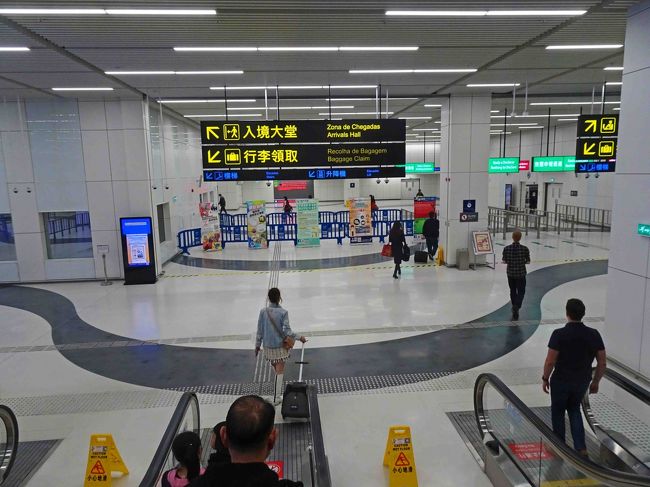 全くあっけなくイミグレを通過し外へ向かいますがこの距離も長いです。　このままＵターンして香港行きのバスに乗ろうかと思いましたが、マカオ側の接続交通事情も見ておこうと外へ出ます