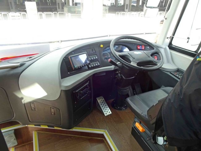 運転席。　マカオも右ハンドル／左側通行。