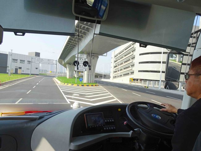 動き出して気がつきました。　中国製のこのバスは電気仕掛けでした。