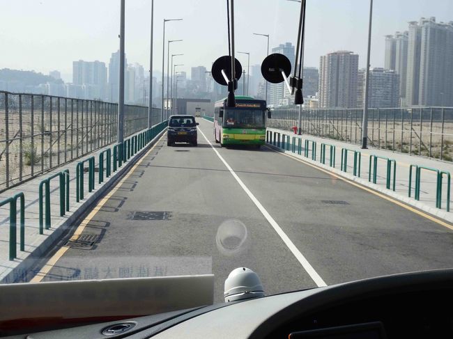 埋め立て地に造られた口岸からこれまでのマカオ市内へ向かう道はフェンスで仕切られたもの、もしかするとこの埋め立て地は立地的に中国領（珠海）なのかもしれません。