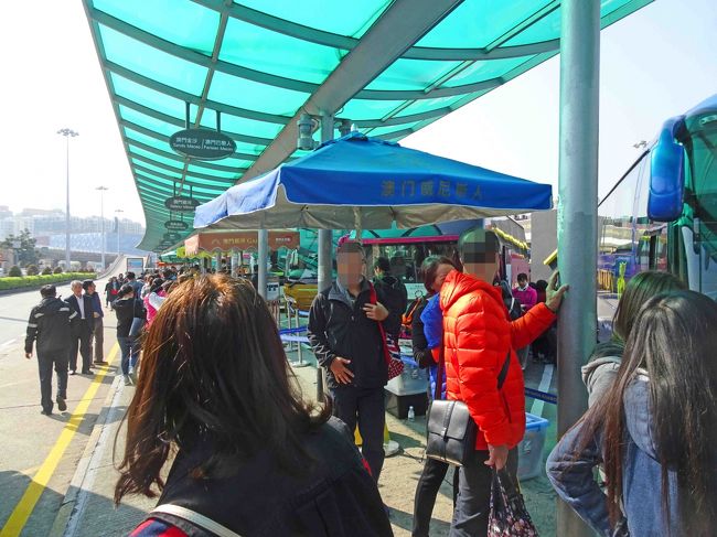 バスはカジノホテル行き送迎バス乗り場の一角に停まりますので、ホテルへ向かわれる方は乗換は直ぐですが新しくなったタイパと違い、ここは昔ながらの狭い場所にごちゃごちゃと入り組んでいて歩くにも苦労します。　まあ、これがマカオなんですけど。