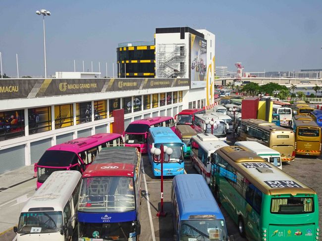送迎バス駐車場もこのような状態。