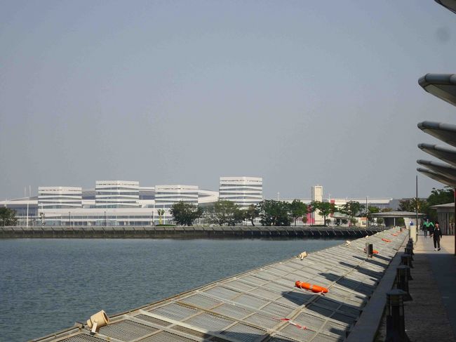 遠くにマカオ側の口岸ビルが見えます。　遠くから見ると解りますが、マカオ口岸と珠海口岸は一つの埋め立て地に隣り合わせに立地していて、それぞれに専用の取り付け道路で結ばれているようです。