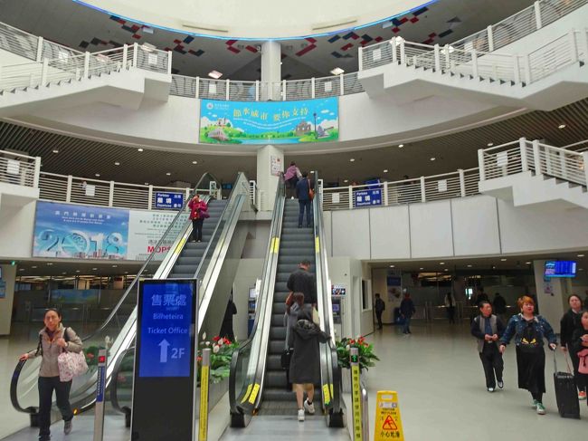 今回は港珠澳大橋を通ってマカオへ渡ることが目的ですので、マカオのカジノやリゾートホテルには用はありません。　帰路のバス利用も考えましたが今晩の宿は中環に予約してありますので、港珠澳大橋が開通しバスが行き来するようになった後のフェリーがどうなっているか様子を見ることとして、帰路はフェリーを使います。
