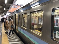 １時間程で あーーーっという間に大月駅に到着。
特急かいじ、勝沼ぶどう郷まで乗れるのは週末限定らしい。
この日は平日なので乗り換えます。