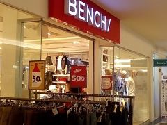 まず入り口近くにあった　BENCH/を偵察
フィリピンのブランドです
試着するも　残念今回はあまりピンと来るのがありませんでした