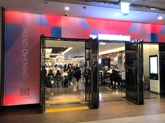 韓国・ソウル 江南・三成『現代百貨店』貿易センター店の地下の
エントランスの写真。

2018年7月3日にリニューアルしてきれいになりました。
『パルナスモール』と直結しています。

2018年11月1日にオープンした『現代百貨店免税店』江南店の
「グランドオープニング」の文字。

最初に載せました↓

<韓国・ソウルで20代女子に人気の最新グルメ、PINKで可愛いスポット
イケメンK-POPグループを集めてみました★ 東方神起、BTS、セブチ、
Wanna One、NCT、EXO、2018年のチャンヨルのバースデー広告、
『ライン フレンズ ストア』L7弘大店のBT21、「SMTOWN MUSEUM
（エスエムタウン・ミュージアム）」がオープン！ 
2018年11月にオープンした『現代百貨店免税店』江南店で
コネストクーポンで貰ったもの♪>

https://4travel.jp/travelogue/11426473
