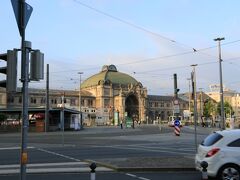 18:02【NUREMBERG　Hbf 】ニュルンベルク中央駅
定刻通り、ミュンヘンから、1時間8分で到着
この写真は　ホテル側【Le Meridien Grand Hotel Nurnberg】から　
ニュルンべルク中央駅を撮影。
こちらも、地下道で真ん中の　バス停までは　傘なく行ける。
が、今回の旅行中　一番期待ずれなホテルだった・・・