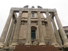 アントニヌスとファウスティーナの神殿。
見上げて撮りました。

