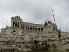 フォロロマーノから歩いて
ヴィットリオ エマヌエーレ2世記念堂を通り、

