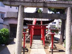 田中稲荷神社

祭神・穀物の神様、受持神（うけもちのかみ）。宇迦之魂神（うかのみたまのかみ）と同一視されることも

桃園川沿いに広がる水田の中にあったのが名前の由来だそう
田の中、だね
小さいながらも石の明神鳥居の先に、朱の鳥居が並ぶ風情ある境内