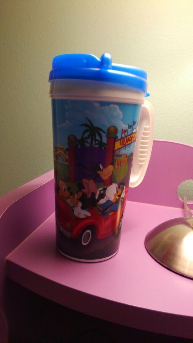 WDWに到着しcheckin後、部屋に入る前、最初に購入したのが滞在中、ホテル内のソフトドリンク飲み放題になる〈リフィルマグ〉でした。スプライトばかり飲んでいました。