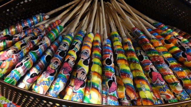 色鮮やかなキャンディーです。食べる勇気は湧いてきませんでした。