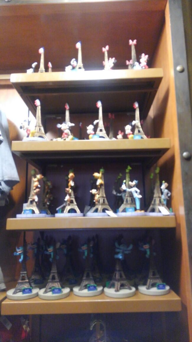 『エプコット』の『フランス館』にはDLPグッズが並んでいました。私はユーロディズニーと呼ばれていた時代もLandとStudioに行っています。逆走・逆回転の『インディージョーンズ』と池の下を走る『ビッグサンダー・マウンテン』『ターザンのショー』と『スタジオツアー』『ロックン・ローラーコースター』にハマりました。