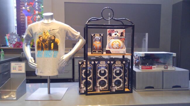 チューバッカやBB-8とのキャラグリ終了後のショップにはスターウォーズグッズが並んでいます。