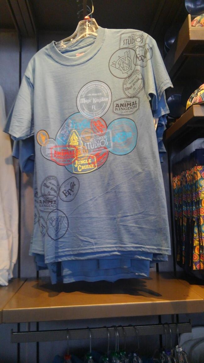 このＴシャツのblueを購入しました。