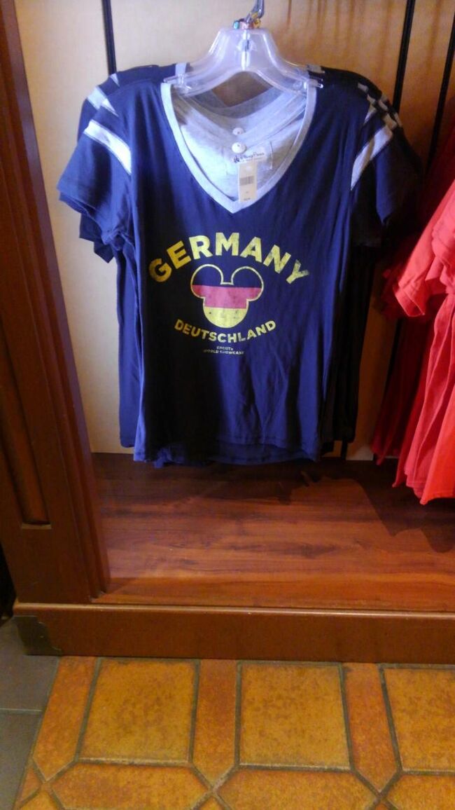 VネックのＴシャツもありました。