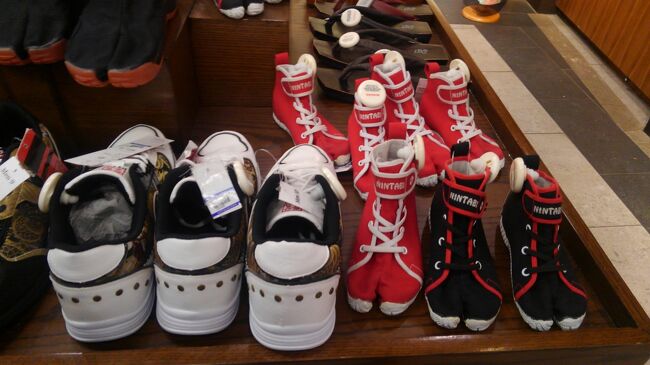 『日本館』で販売されていた足袋型のスニーカーです。陸王の影響でしょうか。