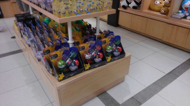 モンスターボールが色とりどりに並んでいます。私は赤しか知りません。