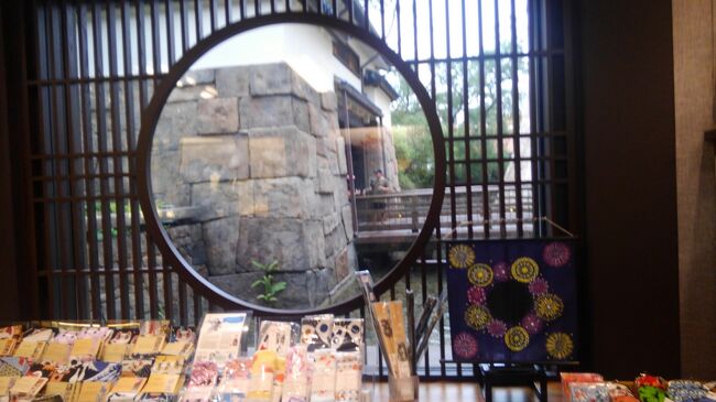 京都は源光庵等々の寺にある丸窓の外は江戸城の石垣です。手前には和菓子が並んでいます。