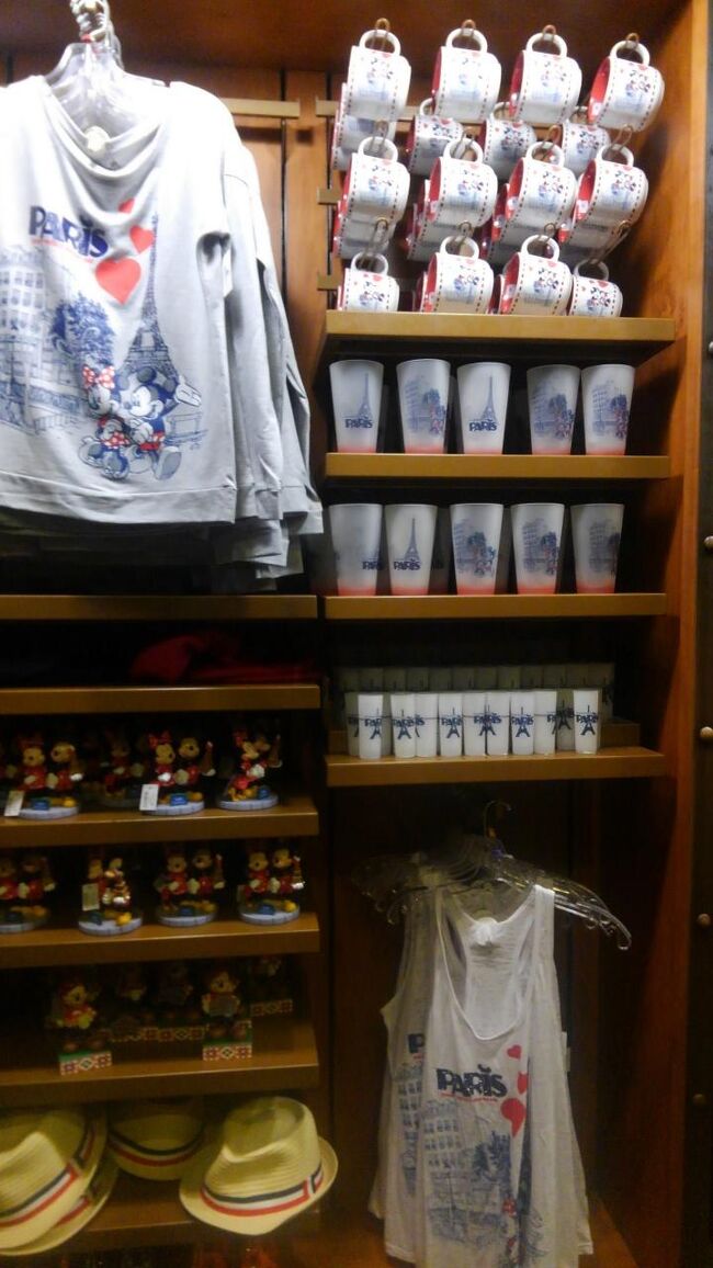 『フランス館』のハートが目立つデザインＴシャツです。ハートがなければ購入したかも知れません。