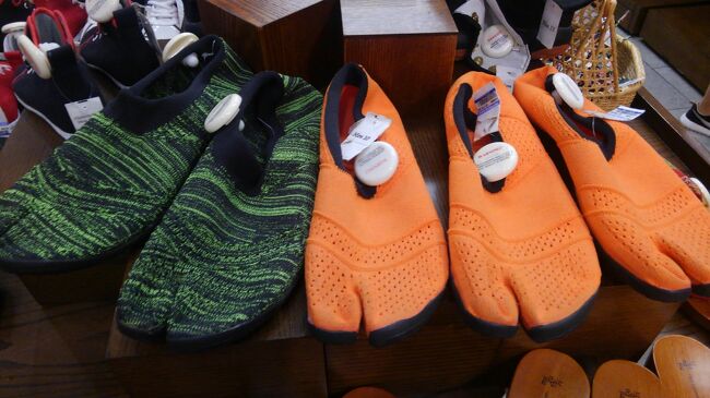 遥か昔、子どもの頃に運動会で履いて走っている子がいた「裸足足袋」(運動足袋)を思い出しました。シニアの方はご記憶にあると思われます。