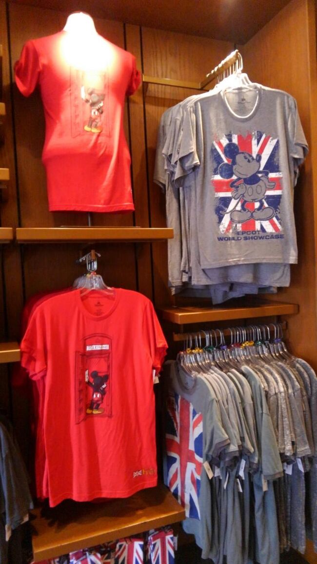 ユニオンジャックや赤い公衆電話BOXのミッキーＴシャツです。