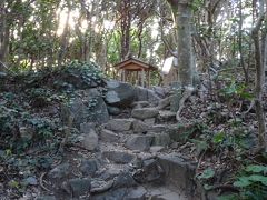 そうそう、
ここ足摺岬には「七不思議」と呼ばれるスポットが存在していてネ、

まず早速現れたのは、「地獄の穴」。
ここに小銭を落とすと、チリンチリンと音がして落ちて行く。
そしてその穴はジゴクの果て…じゃなくて、
金剛福寺付近にまで通じている、らしいヨ。